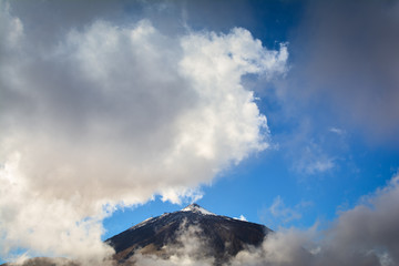 Vulkan Teide auf Teneriffa mit Wolken