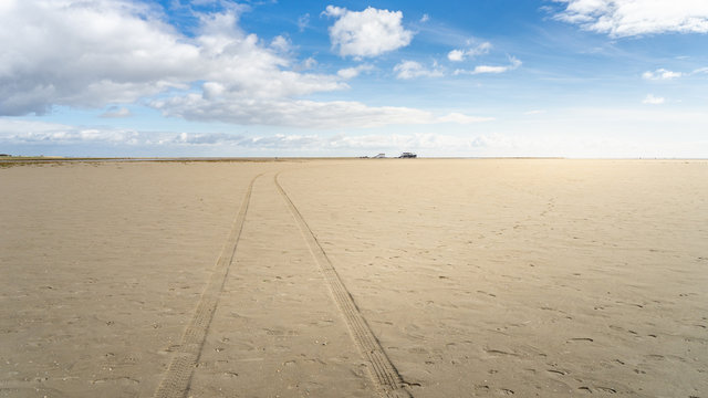 Einsamer Weg am Sandstrand im Sommerurlaub