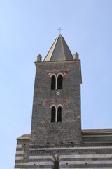 Campanile della chiesa di San Pietro con finestra trifora a Portovenere