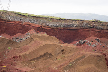 Hintergrund: rote Gesteins- und Erdschichten im Zwillingskrater Seyðishólar / Süd-West-Island © tina7si