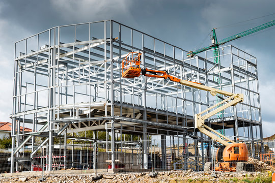 estructura met&aacute;lica de edificio con gr&uacute;as alrededor para montar la estructura , vigas met&aacute;licas para edificio prefabricado