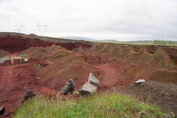 Hintergrund: rote Gesteins- und Erdschichten im Zwillingskrater Seyðishólar / Süd-West-Island