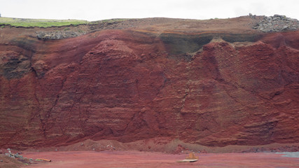 Hintergrund: rote Gesteins- und Erdschichten im Zwillingskrater Seyðishólar / Süd-West-Island © tina7si