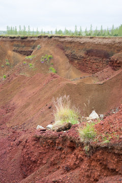 Hintergrund: rote Gesteins- und Erdschichten im Zwillingskrater Seyðishólar / Süd-West-Island