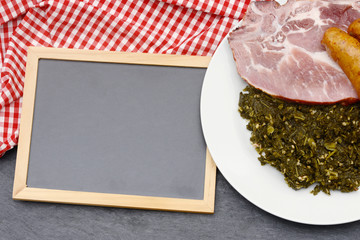 Grünkohl Essen mit Tafel auf Schiefer
