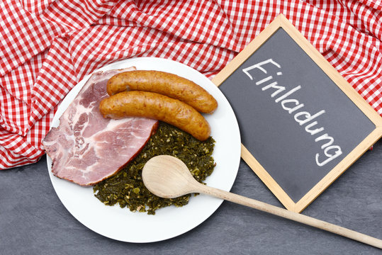 Gr&uuml;nkohl Essen mit Tafel auf Schiefer
