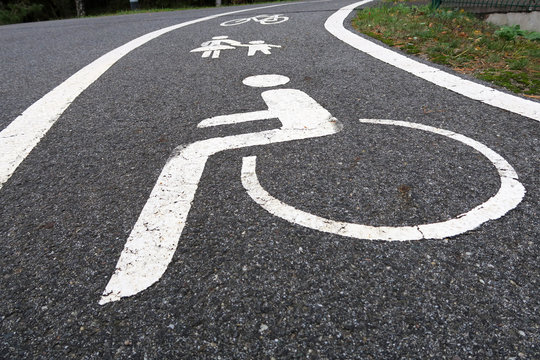 stra&szlig;e mit markierung kinder handicap rollstuhl und fahrrad radweg fu&szlig;weg