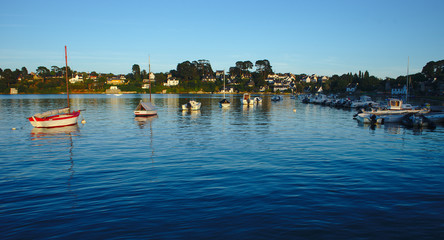 coucher de soleil sur le quai du port de l'île aux moines, en Bretagne, Morbihan. Bateaux de...