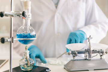 Laboratory equipment for distillation Separation of components from a mixture of liquid evaporation and condensation. Chemical industry Pharmaceutical Research Drug or food items