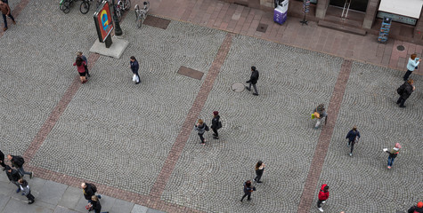 Leute auf Plätzen in Strassburg