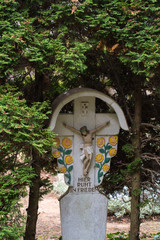 kunstvolles holzkruzifix auf einem grab