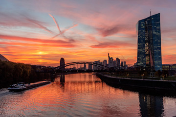 Fototapeta premium Europäische Zentralbank mit Frankfurter Skyline im Sonnenuntergang