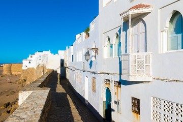 Obraz premium Ancient city wall of white medina of the town Asilah at ocean coast, Morocco in Africa