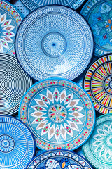Belles assiettes à vaisselle colorées et traditionnelles, le Maroc en Afrique