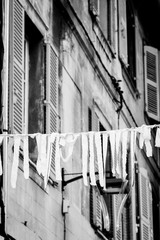 Banderoles de tissu suspendues dans la rue