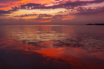 Fototapeta na wymiar Landscape sunset beautifu in the sea.