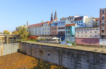 Opolska Wenecja oraz śluza na kanale Mynówka (starorzecze Odry) widziane z promenady po drugiej stronie kanału.