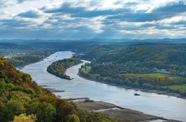 Der Blick auf den Rhein von der Drachenburg bei Königswinter