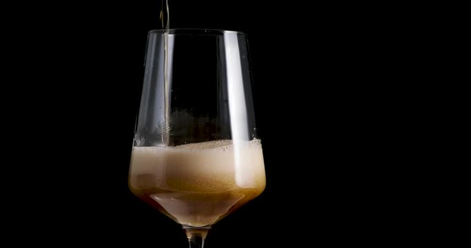 Dunkles Bier wird in Weinglas gef&uuml;llt 4k DCI 50p
