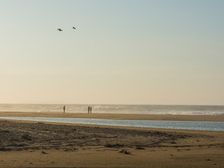 Fototapeta na wymiar Strandstimmung mit Personen am Atlantik, Portugal
