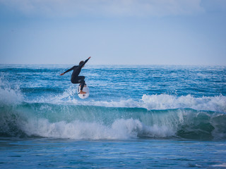 Fototapeta na wymiar Surfer am Atlantik in Portugal, nahe Obidos