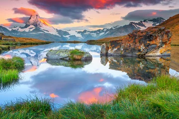 Photo sur Plexiglas Cervin Spectacular sunrise with Matterhorn peak and Stellisee lake, Valais, Switzerland