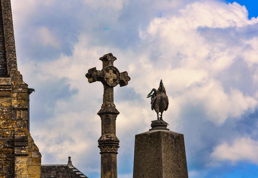 Escultura funeraria en un cementerio normando, Tracy-sur-mer, Francia