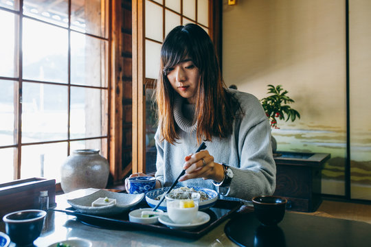 蕎麦を食べる女性