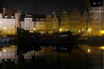 Polska, Gdańsk - nocą na rzeką Motławą, statek i oświetlona starówka, odbicia w wodzie © Iwona
