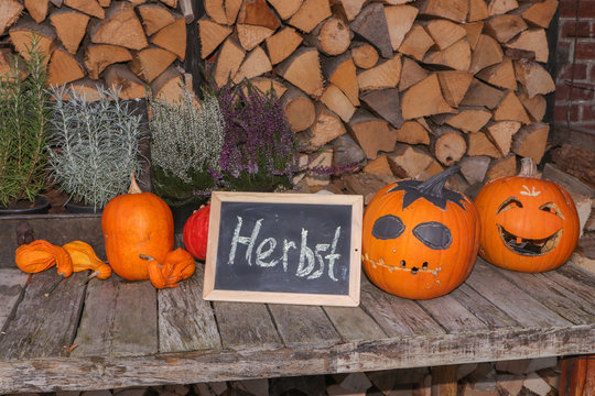 Kürbisse mit Gesichtern zu Halloween, Schild mit dem Wort "Herbst", Konzept Herbst Karte
