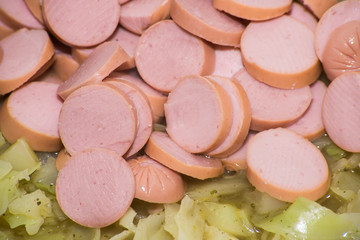 Cut sausage slices to stew with cabbage