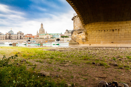 Dresden bei Niedrigwasser