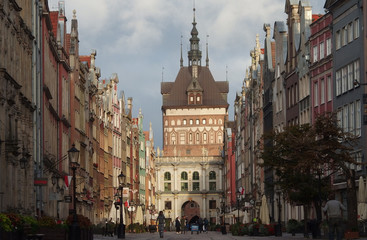 Fototapeta na wymiar Polska, Gdańsk - ulica Długa i Złota Brama