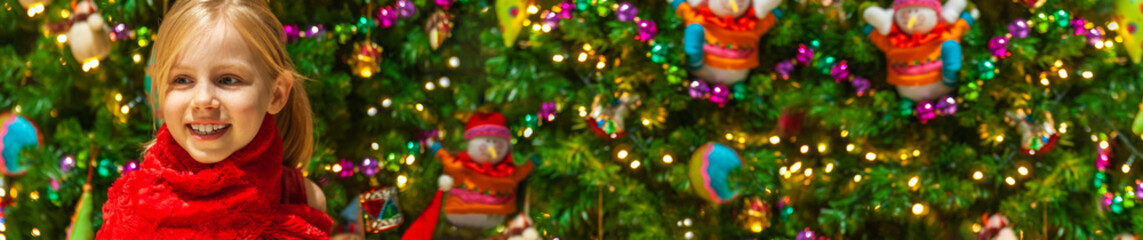 Breitbild Banner Kind vor Weihnachtsbaum