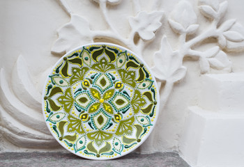decorative plate with green patterns, decorative plate painting, manually painted plates, plate design.