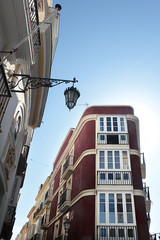 Fototapeta na wymiar Straßenansicht und Häuser in Cádiz