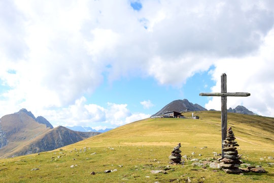Holzkreuz mit Bergpanorama in S&uuml;dtirol