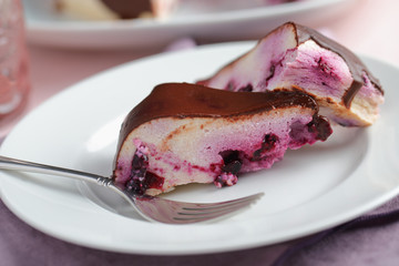 Cheesecake with black currant