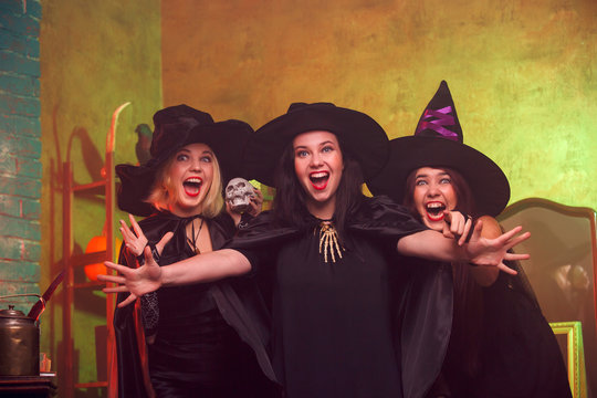 Image of screaming three young witches in black hats