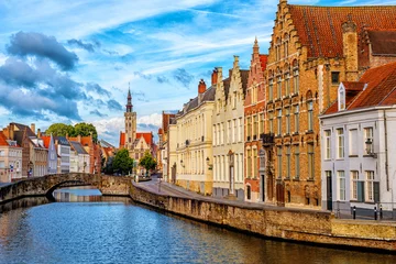 Store enrouleur tamisant Brugges Vieille ville de Bruges, canal et bâtiment Poortersloge, Belgique