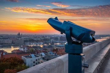 Photo sur Plexiglas Széchenyi lánchíd Budapest, Hungary - Blue binoculars with the view of Pest with St. Stephen's Basilica, Szechenyi Chain Bridge and beautiful sky and clouds at sunrise