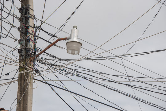 lampara con coneccion de cables en el cielo, luminaria y conecciones electricas