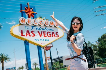 Crédence en verre imprimé Las Vegas voyageur pointant vers le célèbre panneau de la ville
