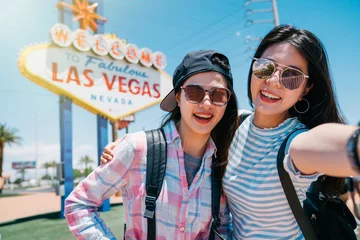 Crédence de cuisine en verre imprimé Las Vegas deux meilleurs amis prenant un selfie en Amérique