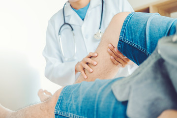 Doctor consulting with patient Knee problems Physical therapy concept