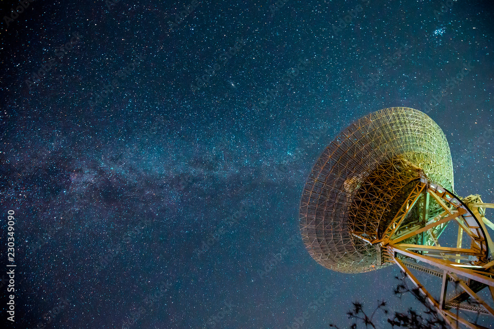 Wall mural Radio telescopes and the Milky Way at night