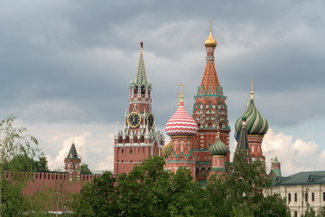 Fototapeta na wymiar Покровский собор и Спасская башня Московского кремля.