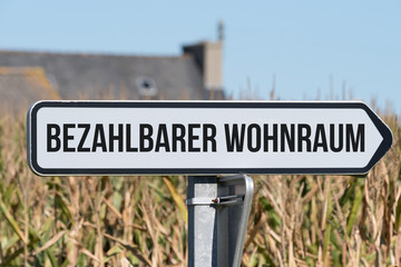 Ein Schild weist auf den Bezahlbaren Wohnraum hin