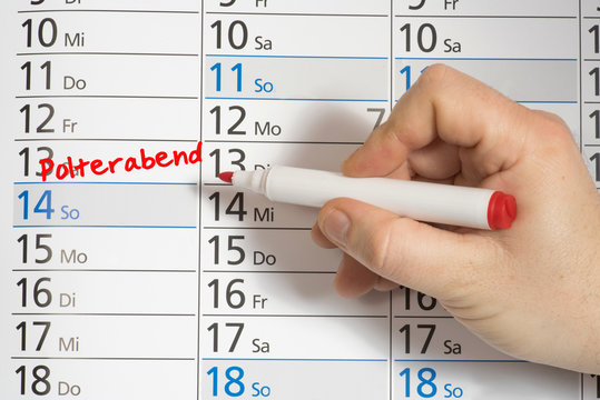 Ein Mann vermerkt im Kalender den Termin f&uuml;r Polterabend