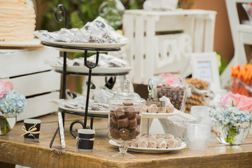 decoración para mesa de dulces en jardín 
